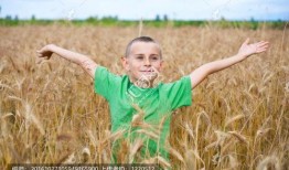 女孩麦田吃瓜拍照,女孩的夏日田园美食瞬间