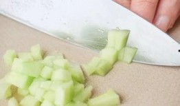 剥皮吃的蜜瓜,剥皮即食，尽享清凉甜蜜时光