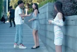 情侣吵架外人吃瓜,围观群众纷纷化身“吃瓜群众”