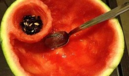 吃瓜要用勺子吃文案,吃瓜也要讲究姿势与工具