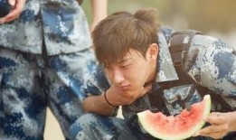 朋友吃瓜情侣照片,揭秘朋友眼中的情侣甜蜜瞬间照片